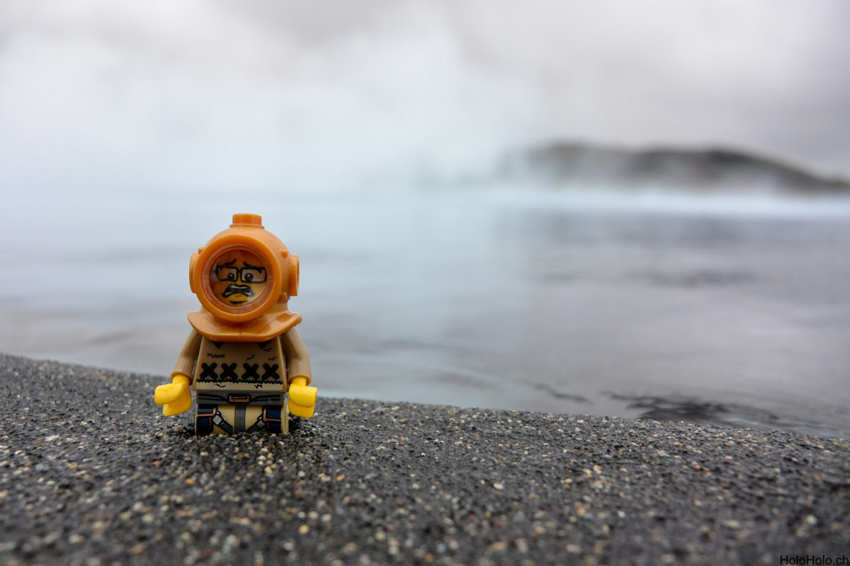 Lego Figur vor Hot Pot in Island