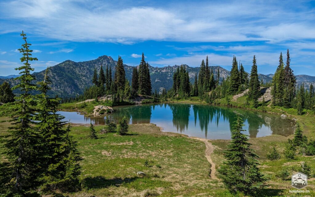 Ein Bergsee beim Naches Peak Loop Trail